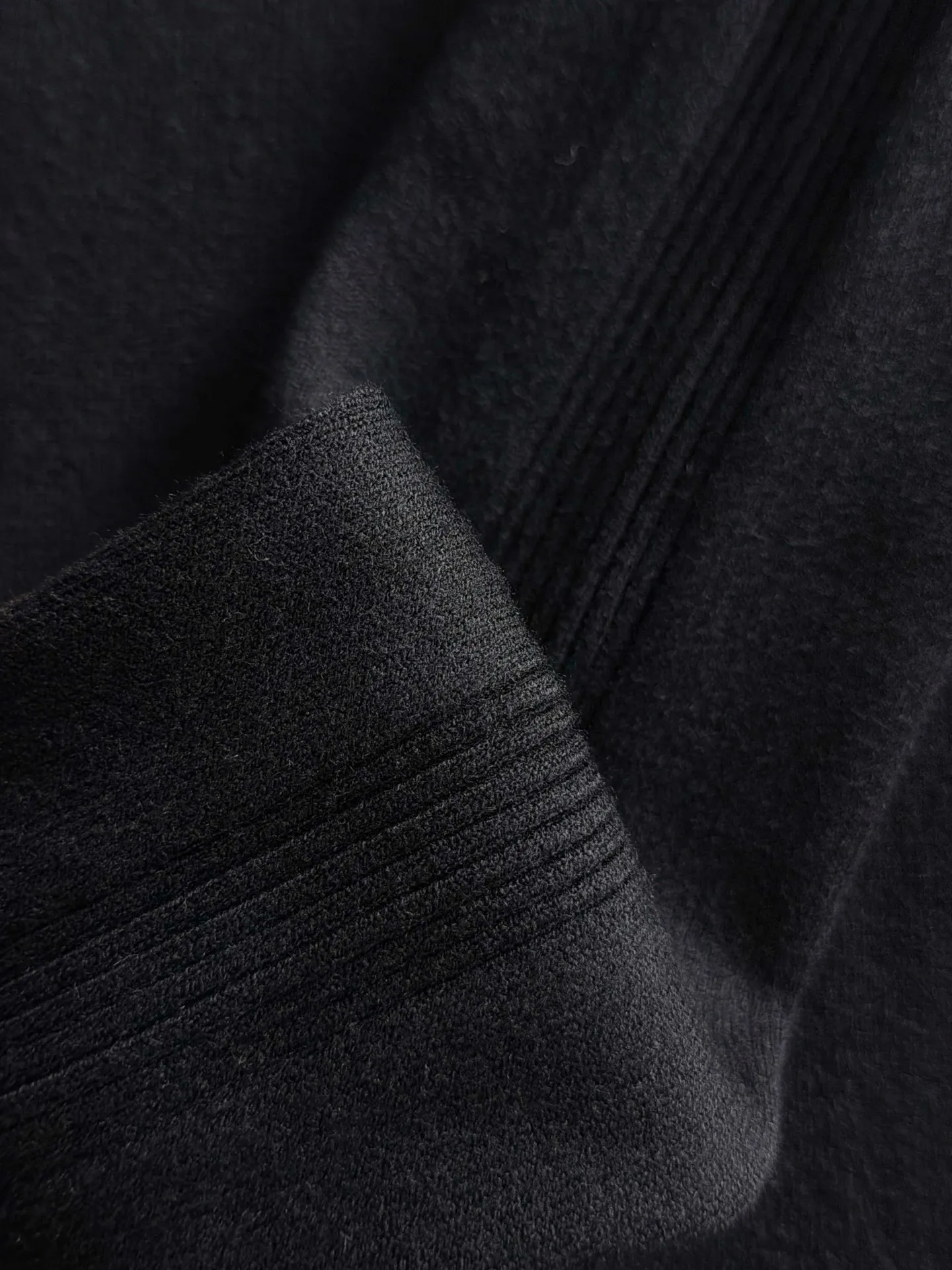 The latest knitted sweaters from Balenciaga’s 2026 Autumn and Winter official website are now on sale at the counter for Hot Sale! Specially made of wool blended fabric. It feels comfortable and can be directly in contact with the skin. The logo badge is exquisitely embroidered, which is extremely eye-catching! The details highlight the fashionable charm of big brands. Exquisite workmanship. Three-dimensional cutting style. The wearing effect is invincible and handsome! All three standards are complete! Sizes:M-3XL